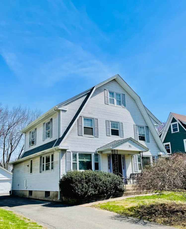 Single-family house For Sale in 54, Lexington Road, West Hartford, Connecticut