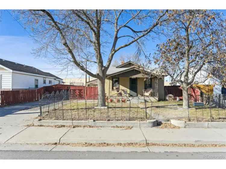 Single-family house For Sale in 6961, Forest Street, Commerce City, Colorado