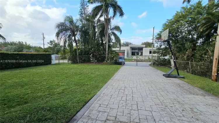 Single-family house For Sale in 70, Northwest 158th Street, Hialeah, Florida