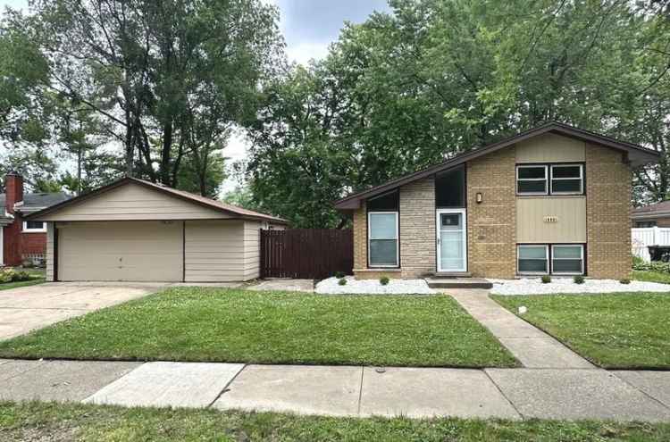 Single-family house For Sale in 16061, University Avenue, South Holland, Illinois