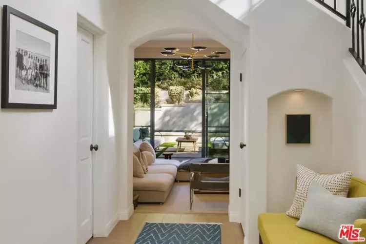 Single-family house For Sale in 13439, Java Drive, Beverly Hills, California