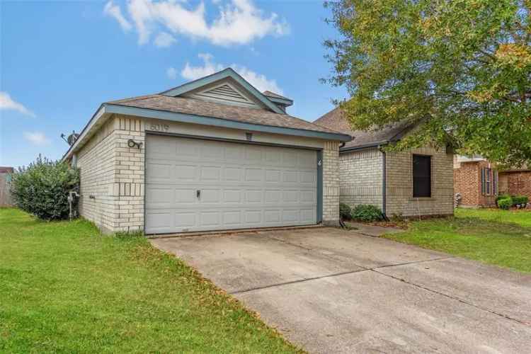 Single-family house For Sale in 6019, Sandy Creek Drive, Baytown, Texas