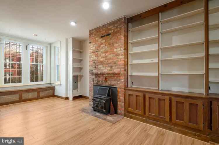 House For Sale in 112, 11th Street Northeast, Washington, District of Columbia