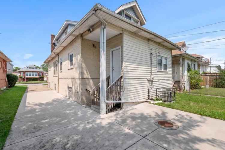 Single-family house For Sale in 8137, South Oglesby Avenue, Chicago, Illinois