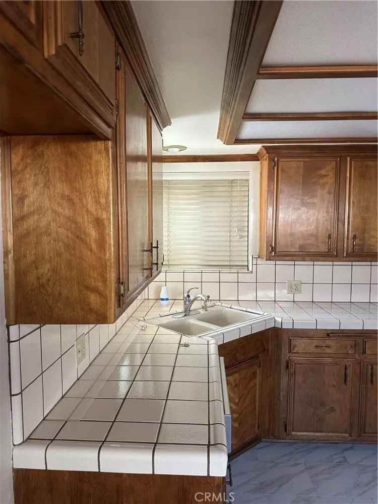 Single-family house For Sale in Bakersfield, California