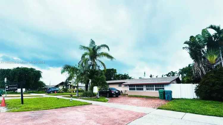 Single-family house For Sale in 21000, Northeast 26th Avenue, Hallandale Beach, Florida