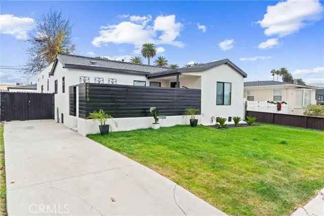 Single-family house For Sale in 2610, West 75th Street, Los Angeles, California