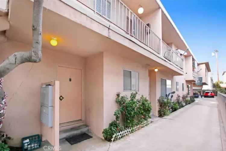 Multi-family house For Sale in 1320, South Carmelina Avenue, Los Angeles, California