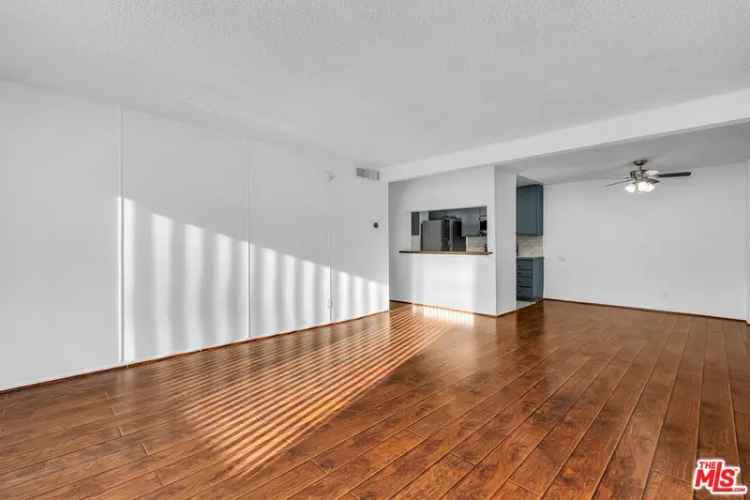 Condo For Sale in 5460, White Oak Avenue, Los Angeles, California