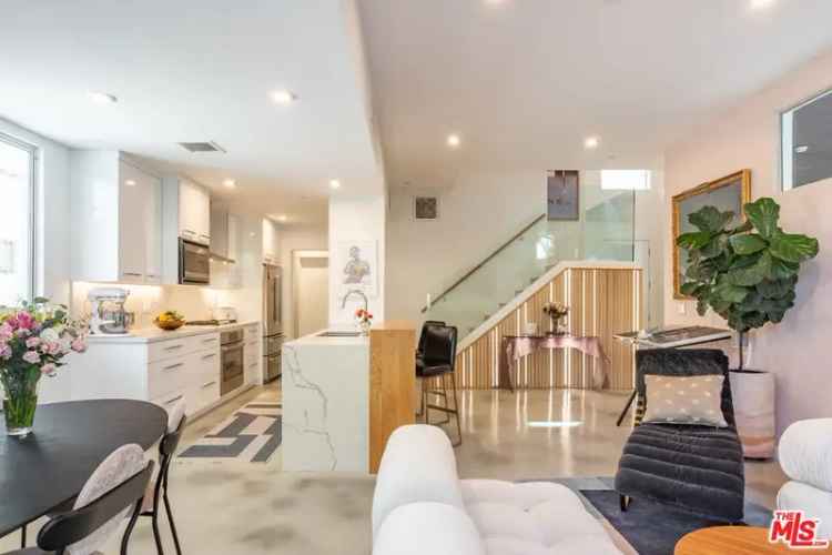 Condo For Sale in 507, North Orlando Avenue, West Hollywood, California