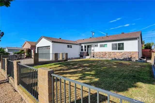 Single-family house For Sale in 8680, Holly Way, Buena Park, California