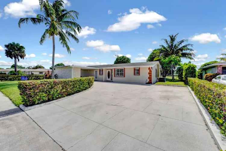 Single-family house For Sale in 1107, South Mangonia Circle, West Palm Beach, Florida