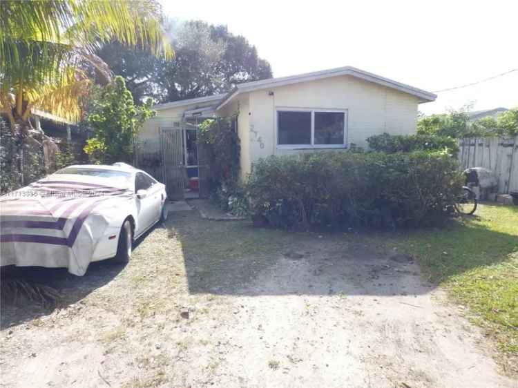 Single-family house For Sale in 2740, Northwest 50th Street, Hialeah, Florida