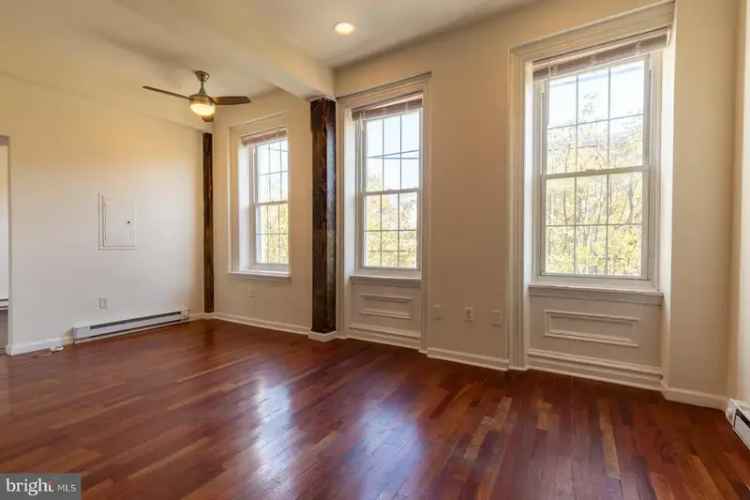 2-Bedroom Apartment for Rent - Hardwood Floors & Modern Finishes