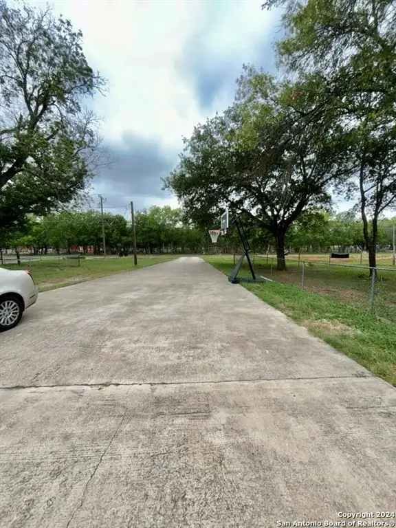 Single-family house For Sale in Macdona, Texas