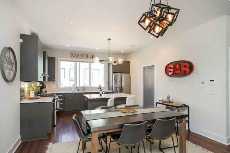 Nashville Townhouse Rental Near Broadway Sleeps 7