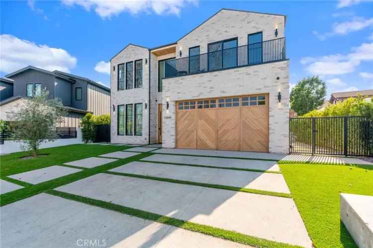 Single-family house For Sale in 16846, Addison Street, Los Angeles, California