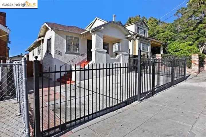 Multi-family house For Sale in 1993, 38th Avenue, Oakland, California