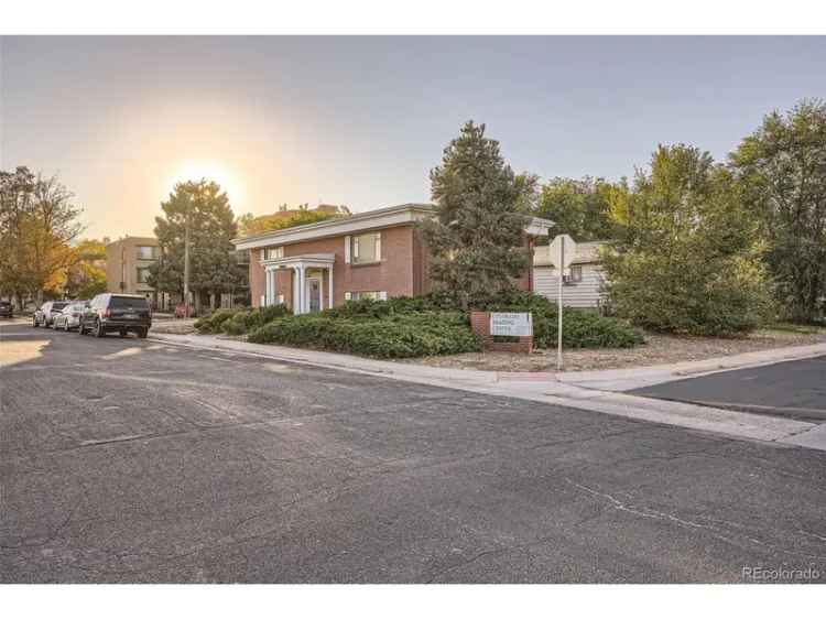 Single-family house For Sale in Englewood, Colorado