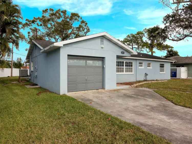 Single-family house For Sale in 1817, Oregon Avenue Northeast, Saint Petersburg, Florida