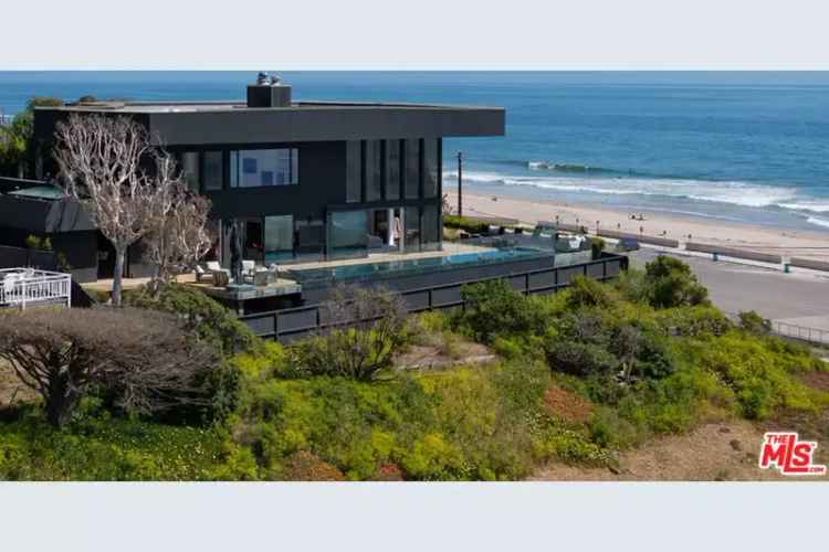 Single-family house For Sale in 6463, Surfside Way, Malibu, California