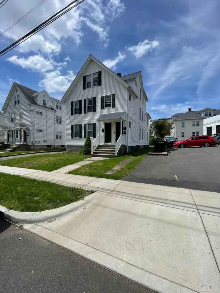 Multi-family house For Sale in 15, Nesbit Avenue, West Hartford, Connecticut