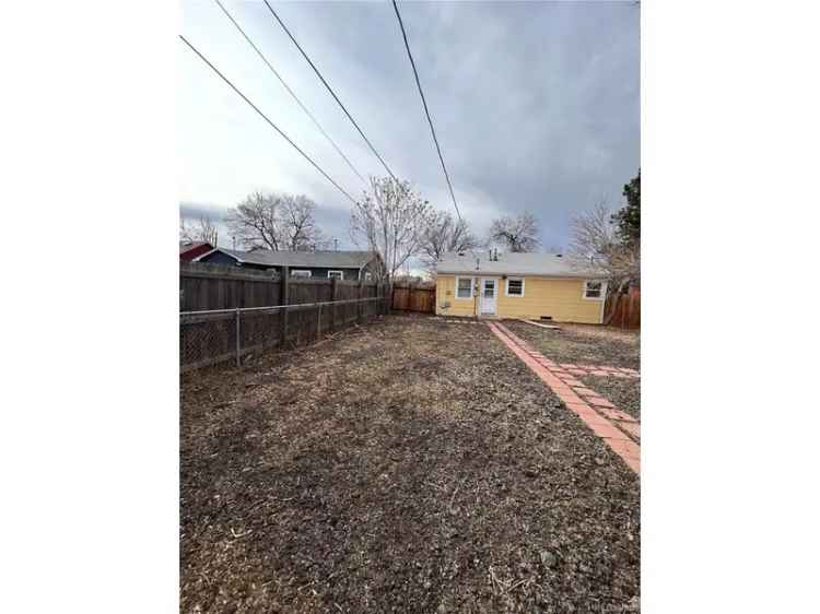 Single-family house For Sale in 1616, Newark Street, Aurora, Colorado