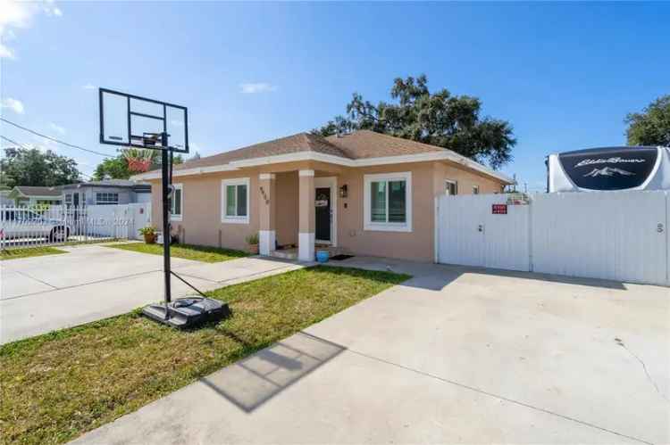 Single-family house For Sale in Hialeah, Florida