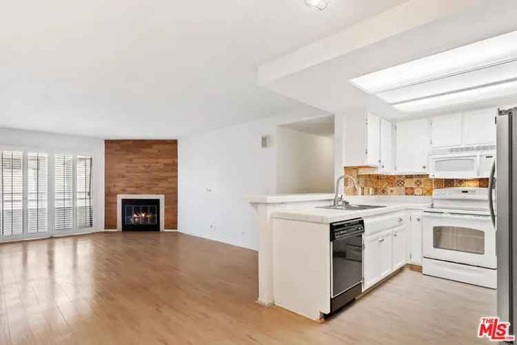 Condo For Sale in 17800, Burbank Boulevard, Los Angeles, California