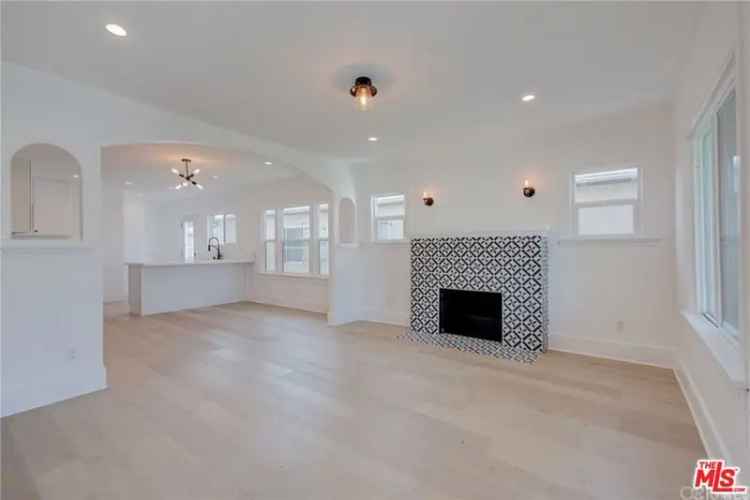 Multi-family house For Sale in 5162, Ruthelen Street, Los Angeles, California