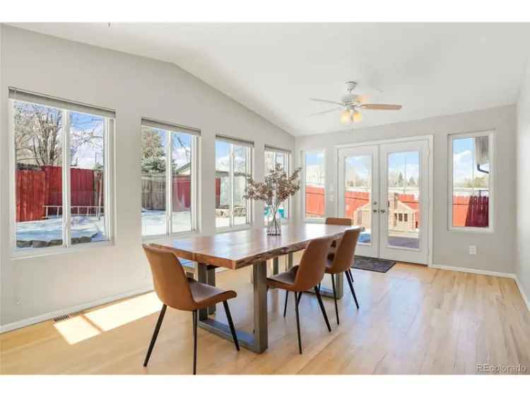 Single-family house For Sale in Lakewood, Colorado