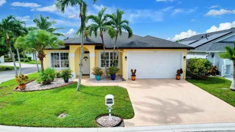 Single-family house For Sale in Greenacres, Florida