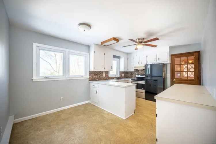 Single-family house For Sale in 321, Donovan Road, Naugatuck, Connecticut