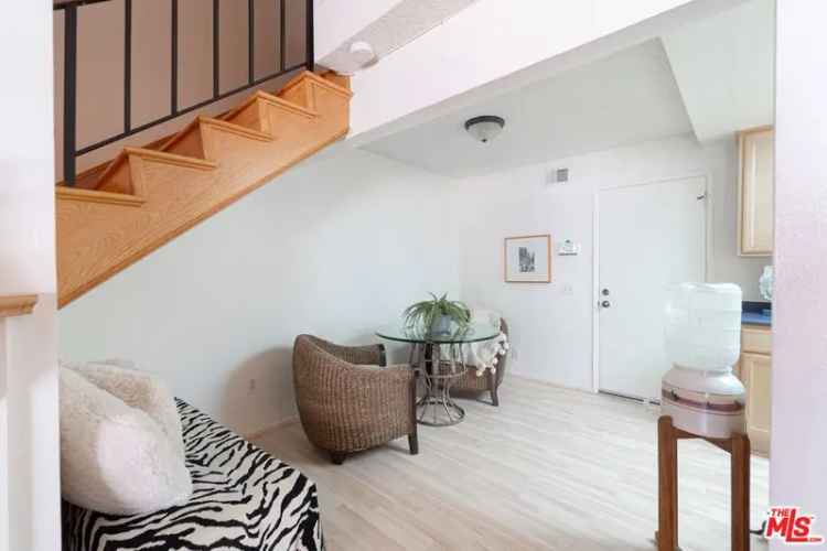 Condo For Sale in 3371, Pasadena Avenue, Long Beach, California