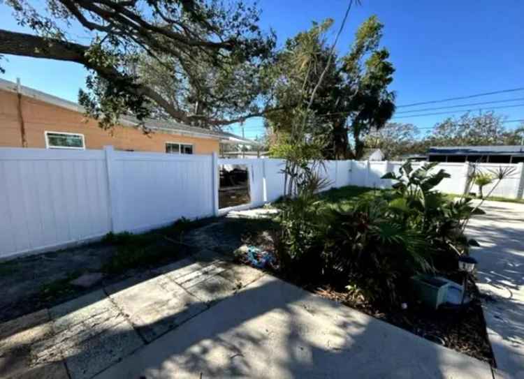 Single-family house For Sale in 4430, Carson Street Northeast, Saint Petersburg, Florida