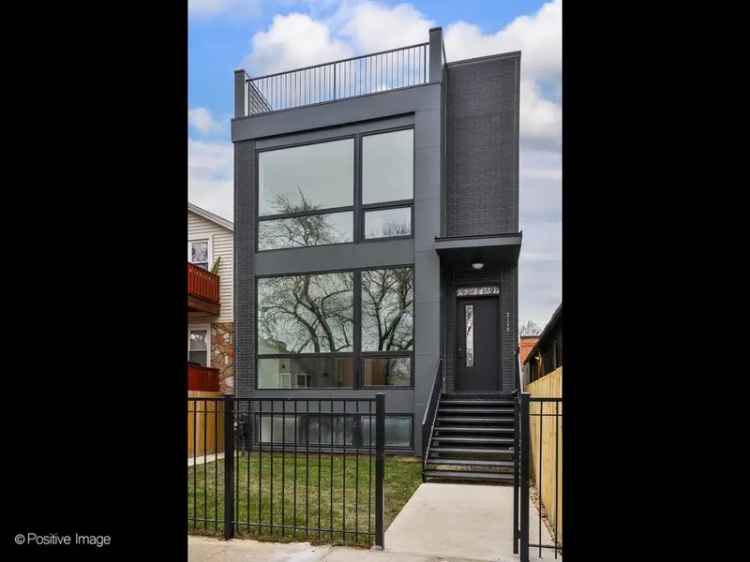 Single-family house For Sale in 2119, West Huron Street, Chicago, Illinois