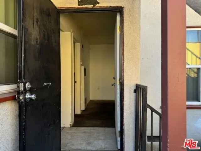 Multi-family house For Sale in 6810, South Van Ness Avenue, Los Angeles, California