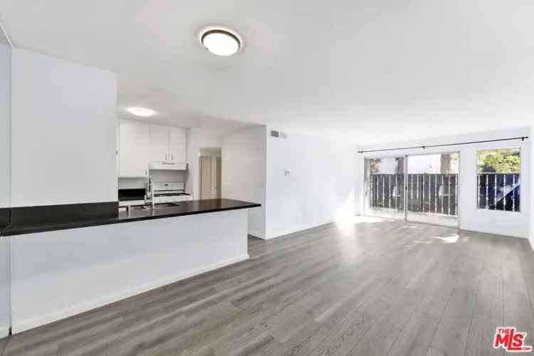 Condo For Sale in 18645, Hatteras Street, Los Angeles, California