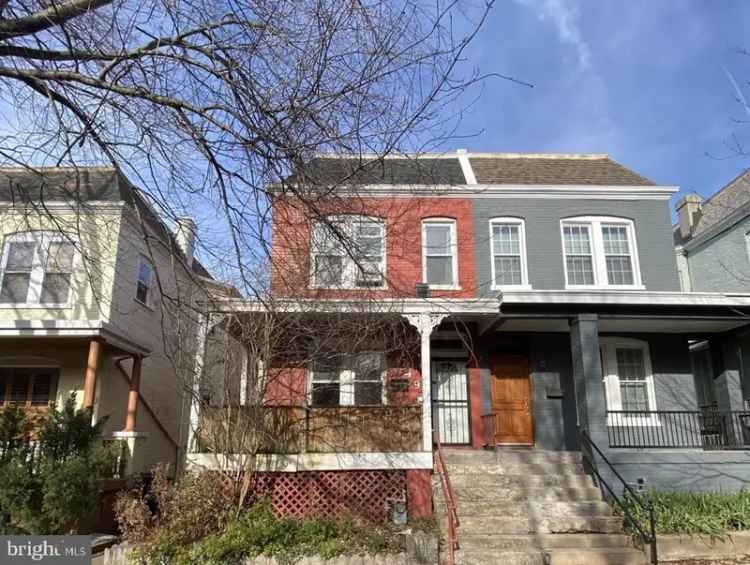 Single-family house For Sale in 749, Girard Street Northwest, Washington, District of Columbia