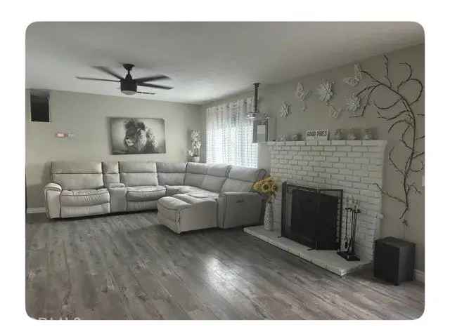 Single-family house For Sale in 44311, Downsview Road, Lancaster, California