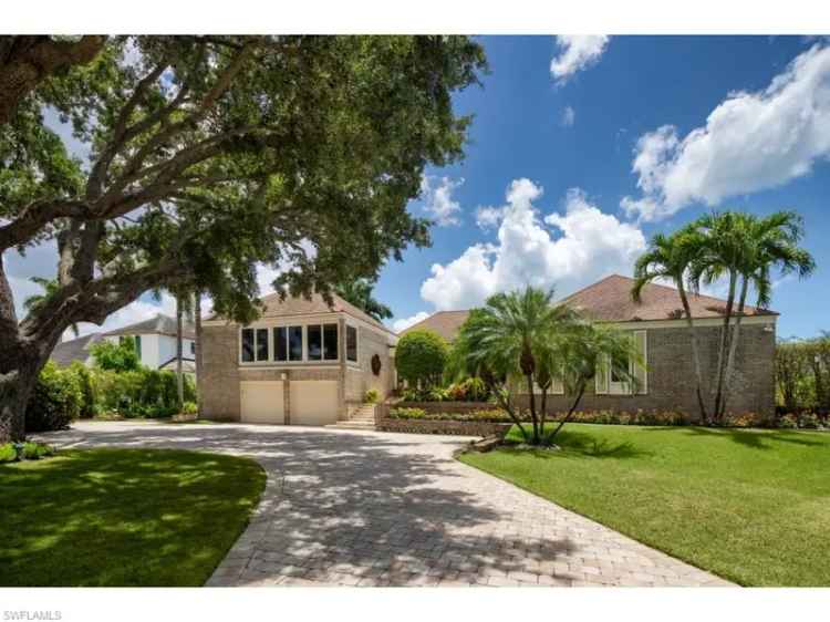 Single-family house For Sale in Naples, Florida