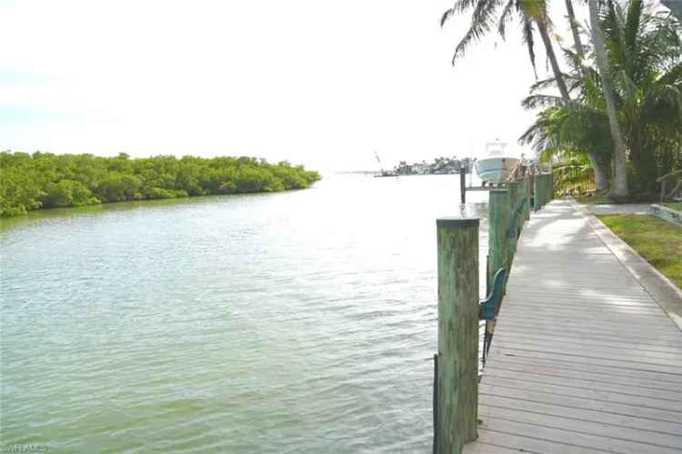 Single-family house For Sale in 2195, Sheepshead Drive, Naples, Florida