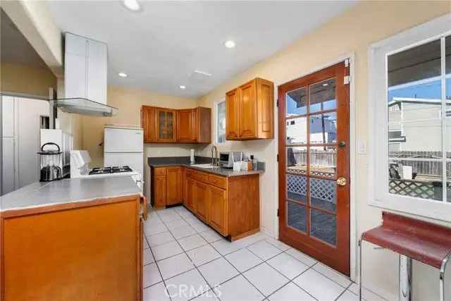 Single-family house For Sale in 218, Lillian Place, Costa Mesa, California