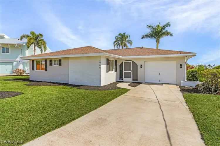 Single-family house For Sale in 1966, Bahama Avenue, Fort Myers Shores, Florida