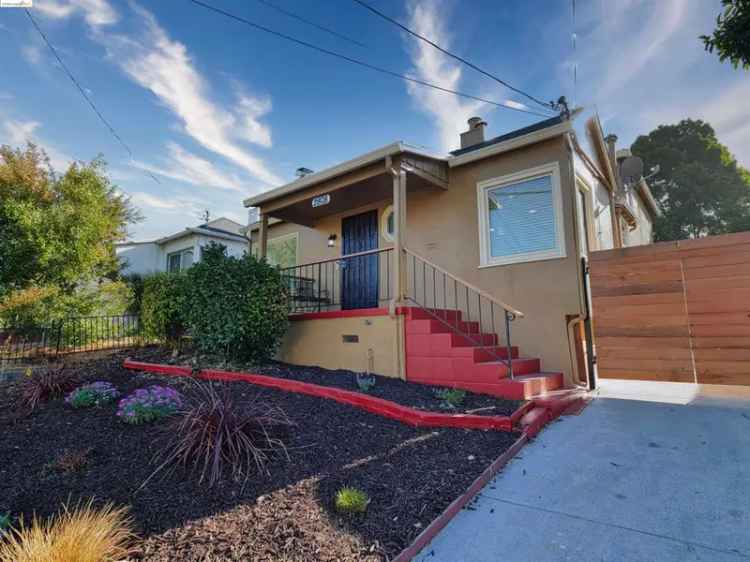 Single-family house For Sale in Oakland, California