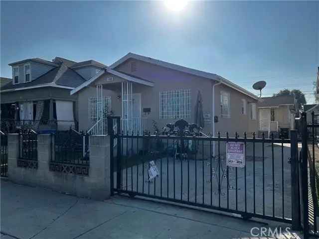 Multi-family house For Sale in 138, East 60th Street, Los Angeles, California