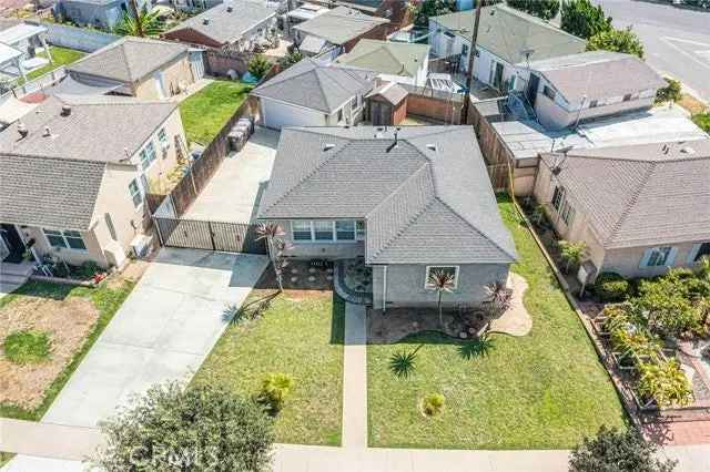 Single-family house For Sale in Long Beach, California