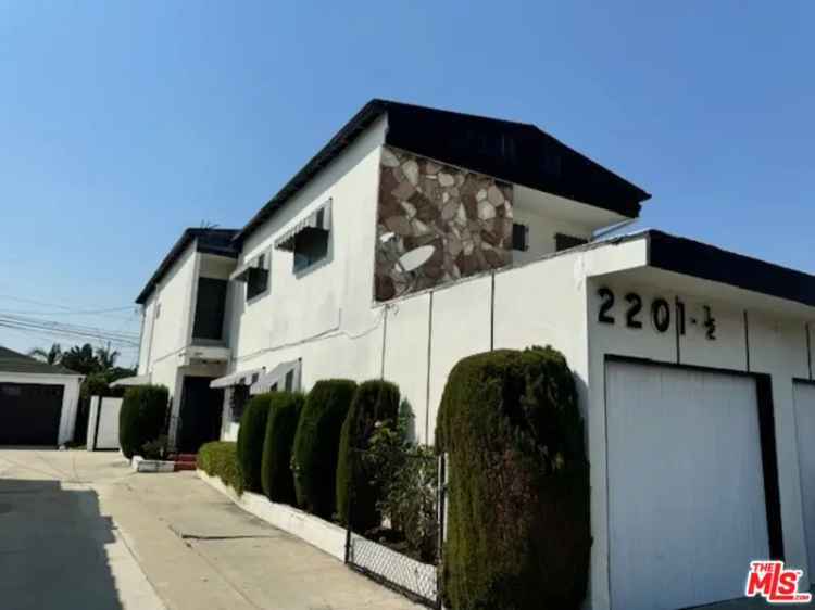 Multi-family house For Sale in 2201, South Ridgeley Drive, Los Angeles, California