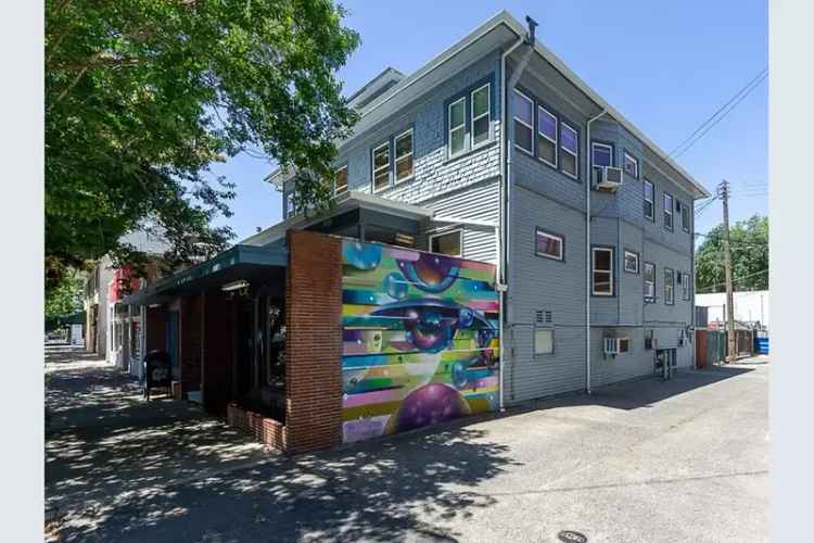 Multi-family house For Sale in 916, 24th Street, Sacramento, California