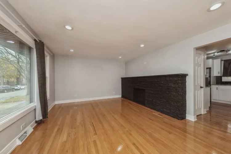 Single-family house For Sale in 10855, South Eberhart Avenue, Chicago, Illinois